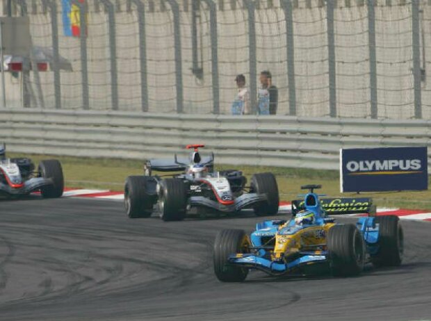Giancarlo Fisichella vor Kimi Räikkönen Giancarlo Fisichella vor Kimi Räikkönen