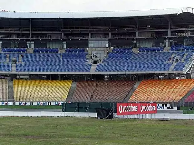Südtribüne in Hockenheim Titel-Bild zur News: Südtribüne in Hockenheim