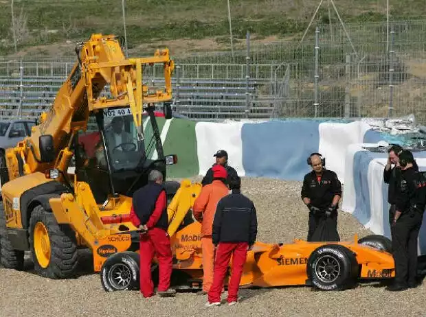 Titel-Bild zur News: McLaren-Mercedes im Kiesbett