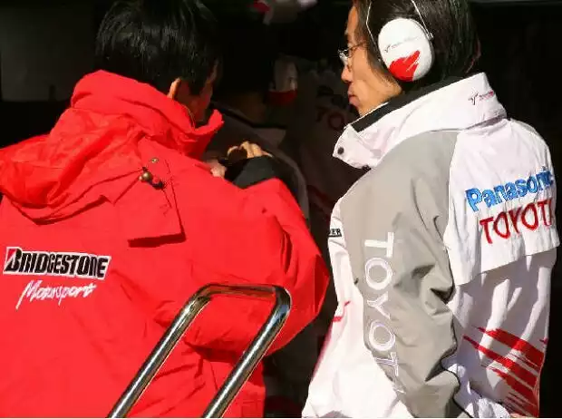 Bridgestone- und Toyota-Mechaniker Titel-Bild zur News: Bridgestone- und Toyota-Mechaniker