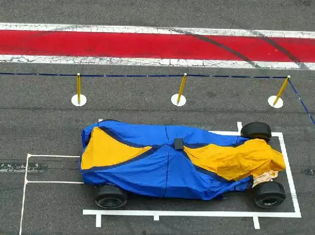 Renault unter einer Abdeckung Titel-Bild zur News: Renault unter einer Abdeckung