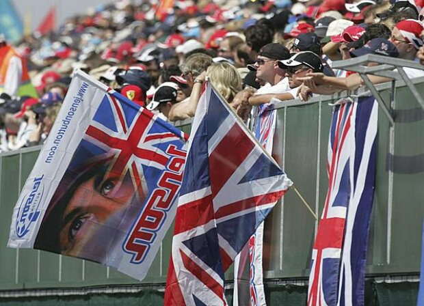 Titel-Bild zur News: Fans in Silverstone
