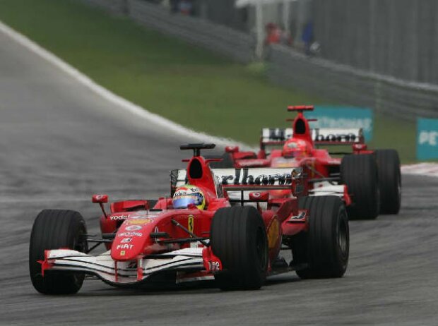 Titel-Bild zur News: Felipe Massa vor Michael Schumacher