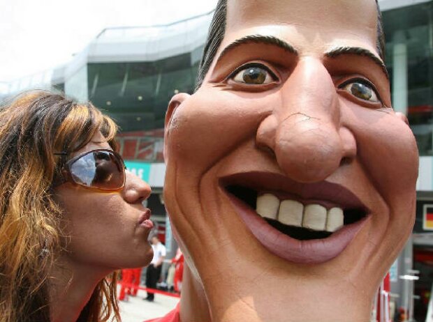 Titel-Bild zur News: Michael-Schumacher-Maske