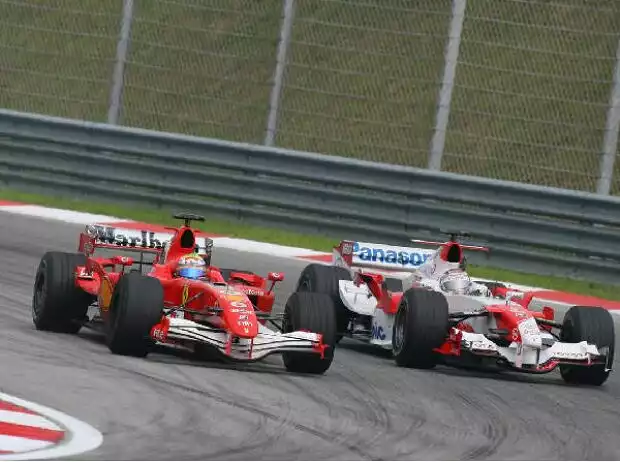 Felipe Massa überholt Jarno Trulli Titel-Bild zur News: Felipe Massa überholt Jarno Trulli