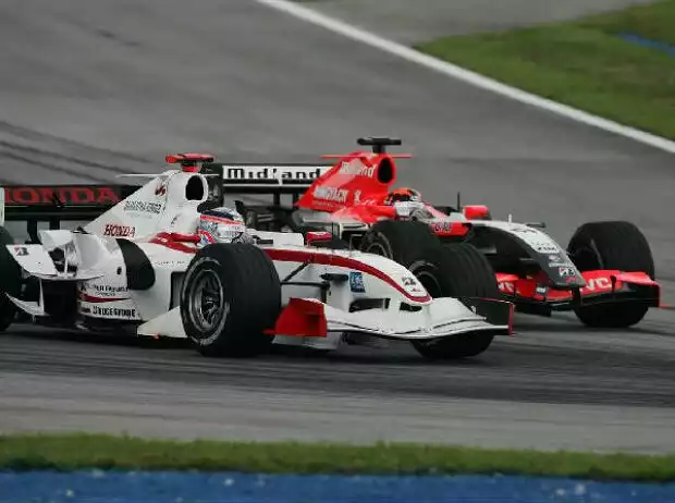 Takuma Sato im Zweikampf mit Christijan Albers Titel-Bild zur News: Takuma Sato im Zweikampf mit Christijan Albers