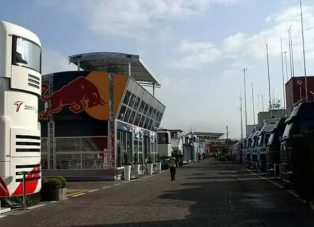 Paddock in Barcelona Titel-Bild zur News: Paddock in Barcelona