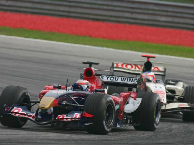 Scott Speed vor Rubens Barrichello Scott Speed vor Rubens Barrichello