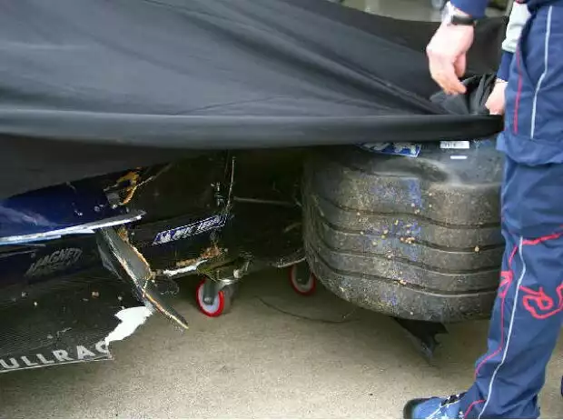 Wrack eines Red-Bull-Ferrari RB3 Titel-Bild zur News: Wrack eines Red-Bull-Ferrari RB3