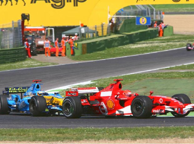 Michael Schumacher vor Fernando Alonso Michael Schumacher vor Fernando Alonso