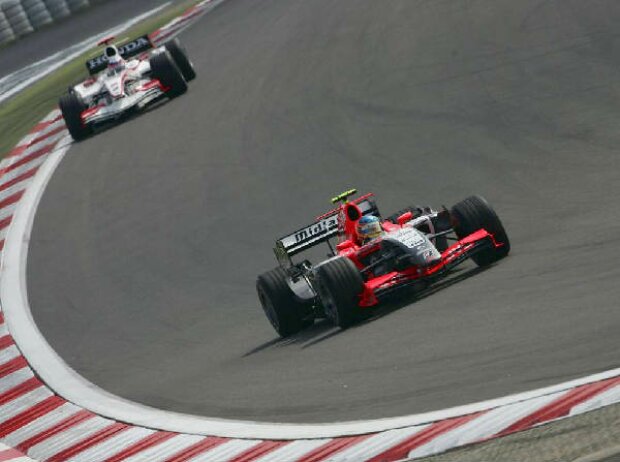 Adrian Sutil vor Takuma Sato Adrian Sutil vor Takuma Sato