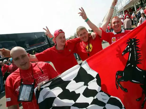 Fans am Nürburgring Titel-Bild zur News: Fans am Nürburgring