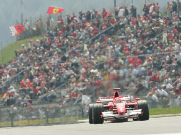 Titel-Bild zur News: Michael Schumacher vor vollen Tribünen auf dem Nürburgring