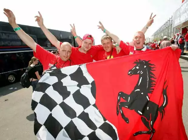 Ferrari-Fans Titel-Bild zur News: Ferrari-Fans