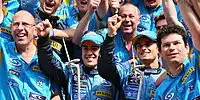 Bild zum Inhalt: Renault feiert Alonsos großen Tag