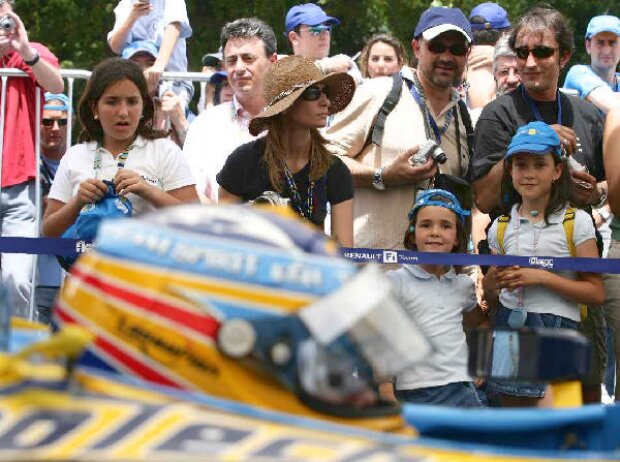 Fernando Alonso vor seinen Fans Fernando Alonso vor seinen Fans