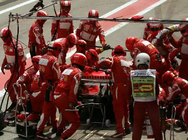 Titel-Bild zur News: Michael Schumacher beim Boxenstopp