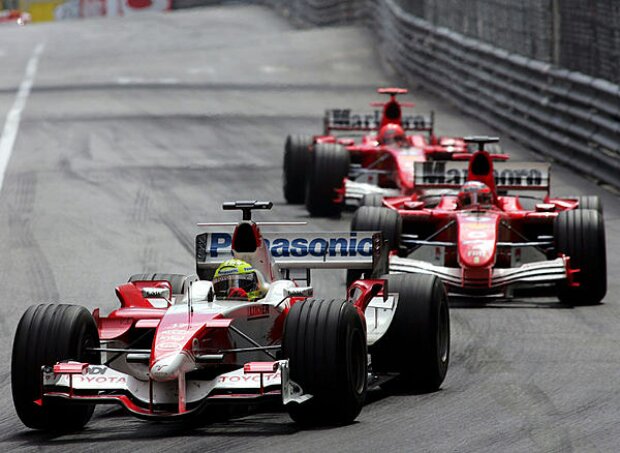 Ralf Schumacher vor Rubens Barrichello und Michael Schumacher