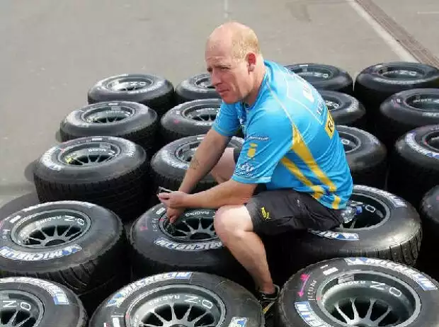 Renault-Mechaniker mit Michelin-Reifen Titel-Bild zur News: Renault-Mechaniker mit Michelin-Reifen