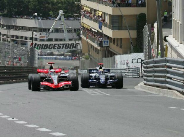 Kimi Räikkönen vor Mark Webber Kimi Räikkönen vor Mark Webber