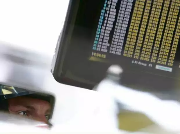 Jenson Button schaut auf den Zeitenmonitor Titel-Bild zur News: Jenson Button schaut auf den Zeitenmonitor