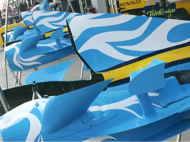 Titel-Bild zur News: Renault-Lackierung für Silverstone 2006