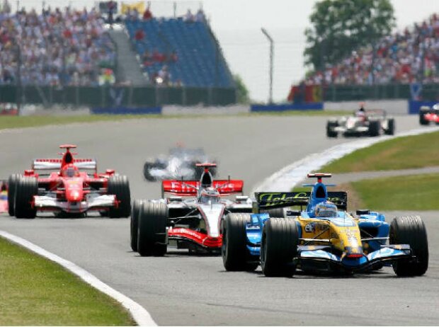 Fernando Alonso vor Kimi Räikkönen und Michael Schumacher Fernando Alonso vor Kimi Räikkönen und Michael Schumacher
