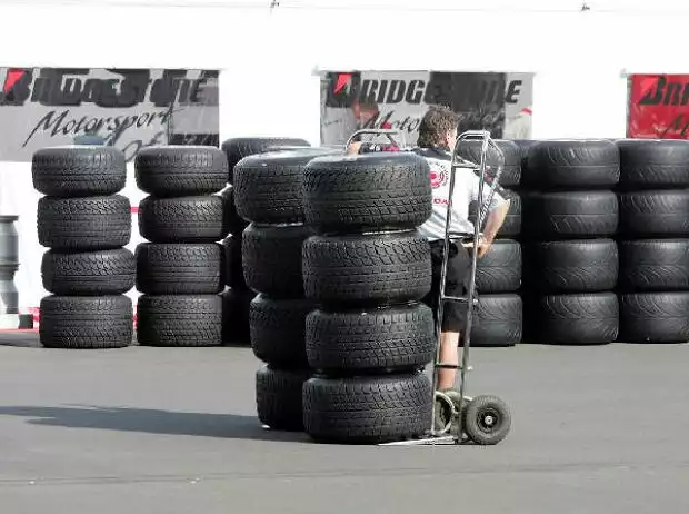 Bridgestone-Regenreifen Titel-Bild zur News: Bridgestone-Regenreifen