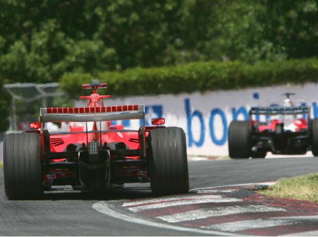 Michael Schumacher hinter Jarno Trulli Michael Schumacher hinter Jarno Trulli