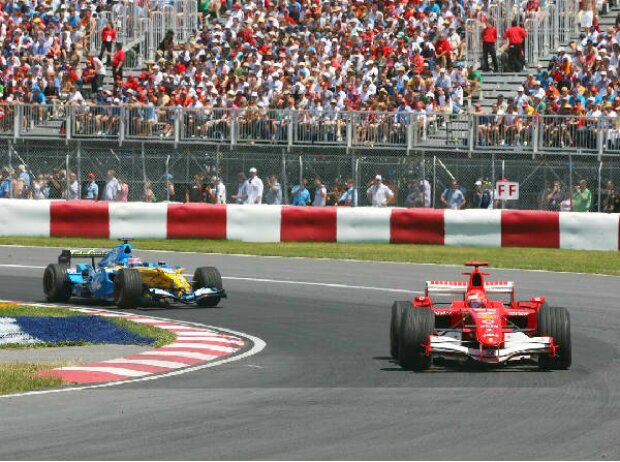 Michael Schumacher vor Giancarlo Fisichella Michael Schumacher vor Giancarlo Fisichella