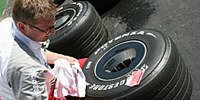 Bridgestone-Techniker präpariert Reifen