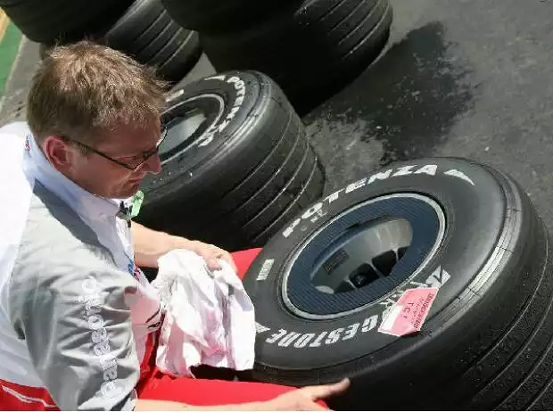 Bridgestone-Techniker präpariert Reifen Titel-Bild zur News: Bridgestone-Techniker präpariert Reifen