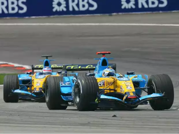 Fernando Alonso vor Giancarlo Fisichella Titel-Bild zur News: Fernando Alonso vor Giancarlo Fisichella