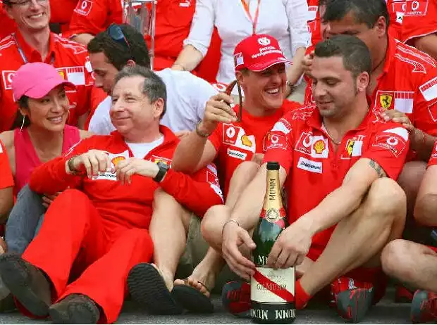 Jubelndes Ferrari-Team in Indianapolis Titel-Bild zur News: Jubelndes Ferrari-Team in Indianapolis