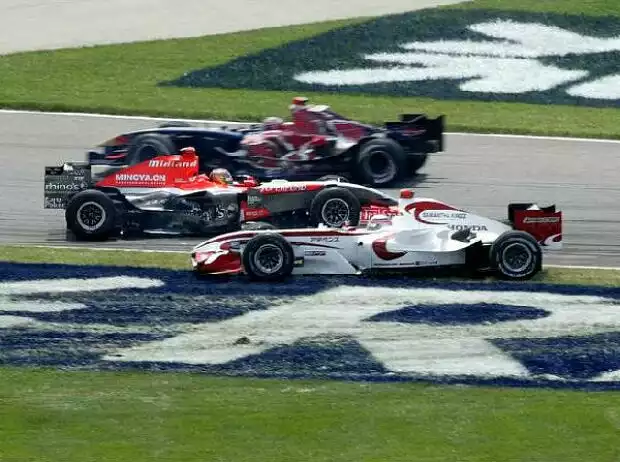 Titel-Bild zur News: Kollision zwischen Tiago Monteiro und Takuma Sato