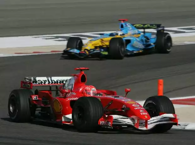 Titel-Bild zur News: Michael Schumacher vor Fernando Alonso
