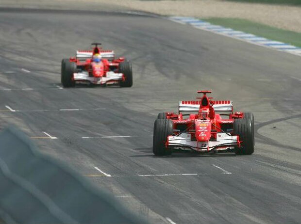 Michael Schumacher vor Felipe Massa Michael Schumacher vor Felipe Massa