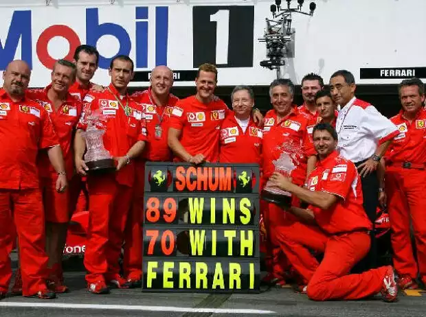 Michael Schumacher und sein Ferrari-Team Titel-Bild zur News: Michael Schumacher und sein Ferrari-Team