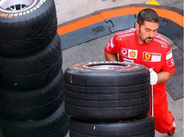 Ferrari-Mechaniker mit Bridgestone-Reifen Titel-Bild zur News: Ferrari-Mechaniker mit Bridgestone-Reifen