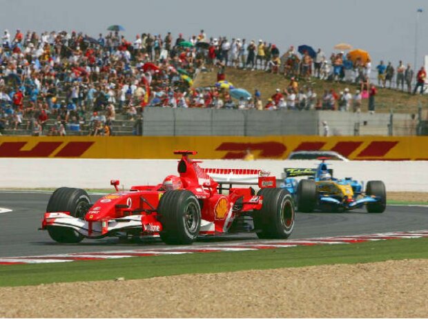 Michael Schumacher vor Fernando Alonso Michael Schumacher vor Fernando Alonso