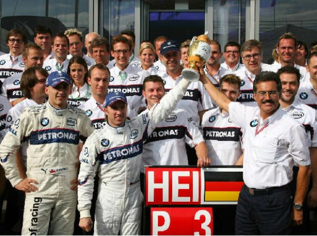 Titel-Bild zur News: Robert Kubica, Nick Heidfeld, Mario Theissen und das BMW Team