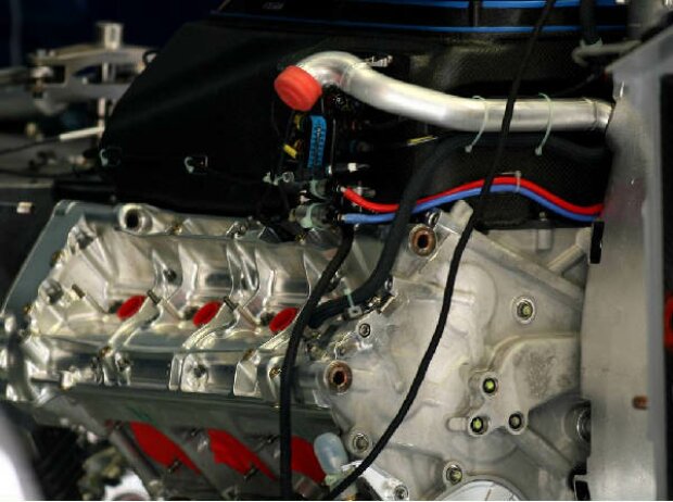 Titel-Bild zur News: V8-Motor