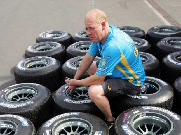 Titel-Bild zur News: Renault-Mechaniker mit Michelin-Reifen