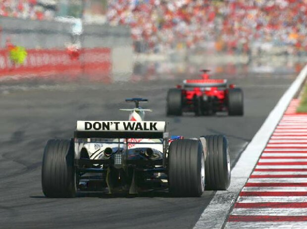 Titel-Bild zur News: Michael Schumacher vor Jenson Button