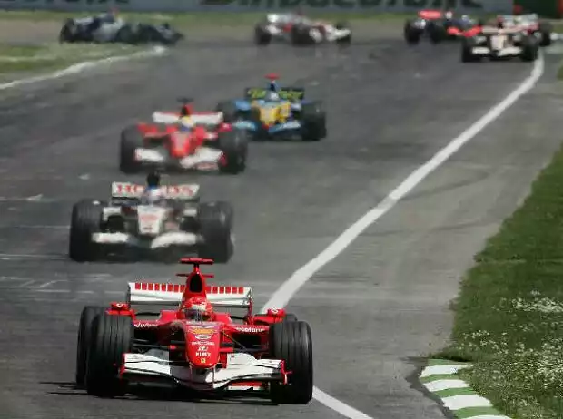 Michael Schumacher vor Jenson Button Titel-Bild zur News: Michael Schumacher vor Jenson Button