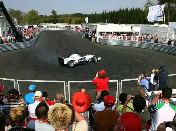 BMW Sauber F1 Team Pit Lane Park Titel-Bild zur News: BMW Sauber F1 Team Pit Lane Park