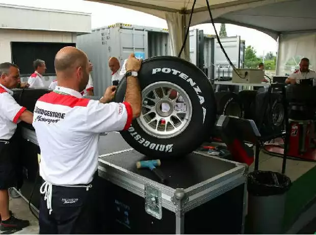 Bridgestone-Techniker präparieren Reifen Titel-Bild zur News: Bridgestone-Techniker präparieren Reifen