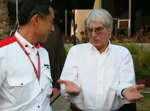 Hiroshi Yasukawa mit Bernie Ecclestone Titel-Bild zur News: Hiroshi Yasukawa mit Bernie Ecclestone