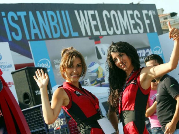 Titel-Bild zur News: Girls in Istanbul