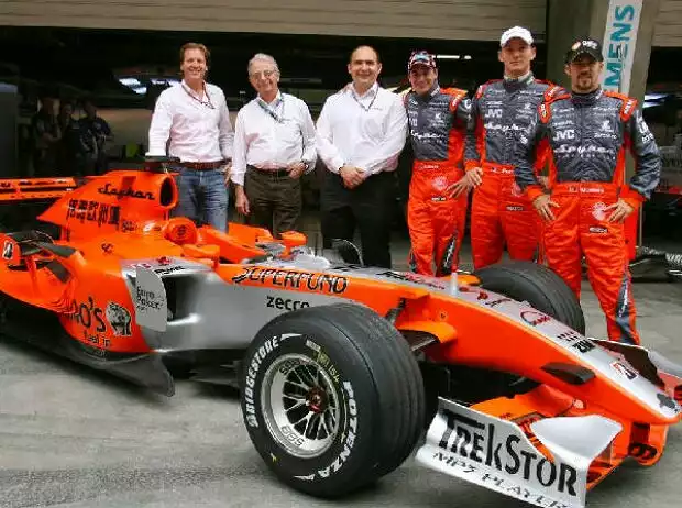 Gruppenbild bei Spyker Titel-Bild zur News: Gruppenbild bei Spyker